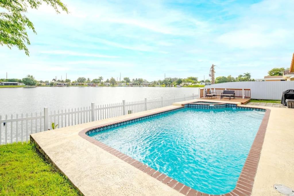 Stunning Lake-Front Villa With Pool & Spa Pembroke Pines Buitenkant foto