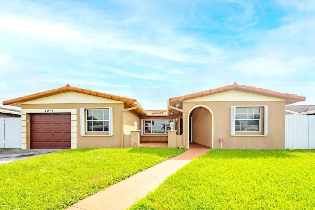 Stunning Lake-Front Villa With Pool & Spa Pembroke Pines Buitenkant foto