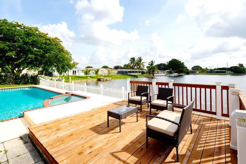Stunning Lake-Front Villa With Pool & Spa Pembroke Pines Buitenkant foto