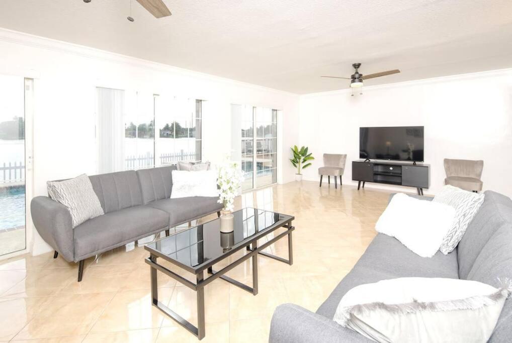 Stunning Lake-Front Villa With Pool & Spa Pembroke Pines Buitenkant foto