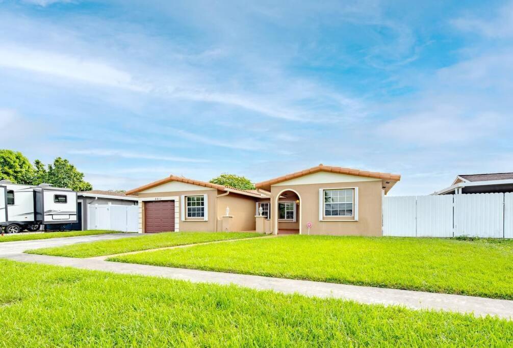 Stunning Lake-Front Villa With Pool & Spa Pembroke Pines Buitenkant foto