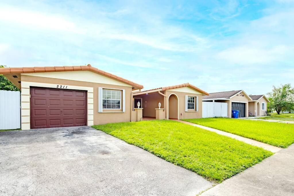 Stunning Lake-Front Villa With Pool & Spa Pembroke Pines Buitenkant foto