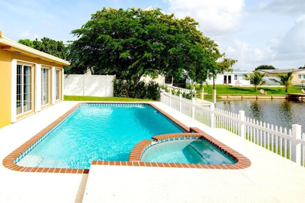 Stunning Lake-Front Villa With Pool & Spa Pembroke Pines Buitenkant foto