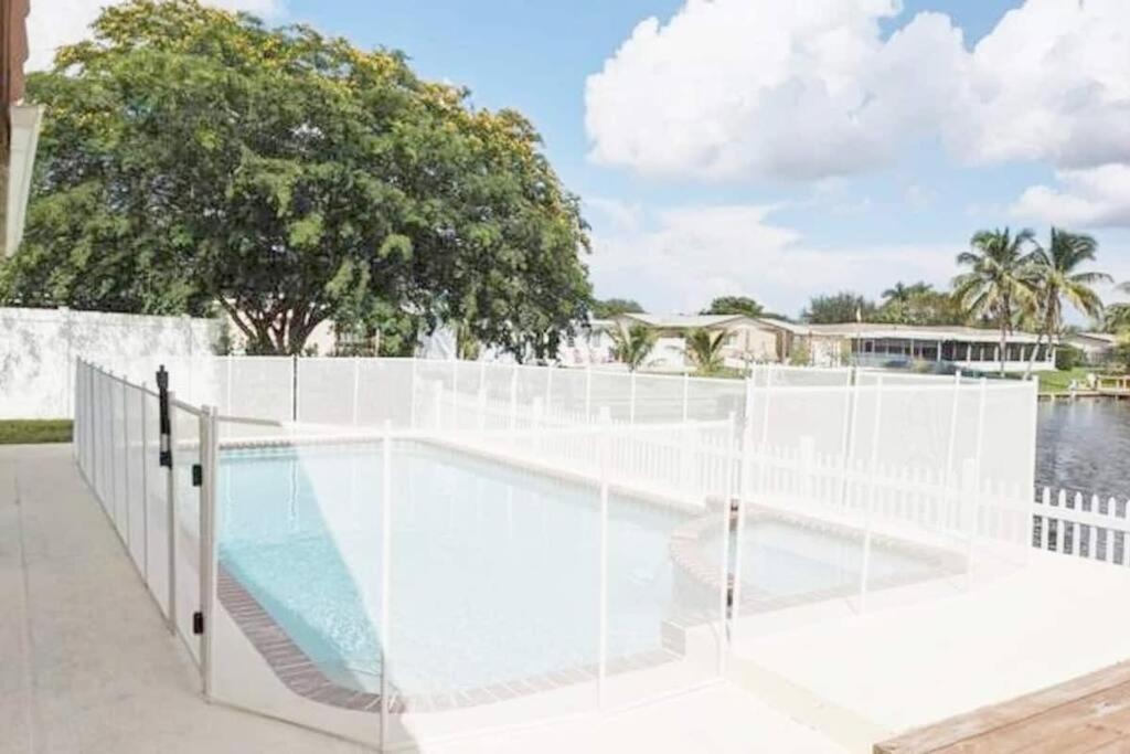 Stunning Lake-Front Villa With Pool & Spa Pembroke Pines Buitenkant foto